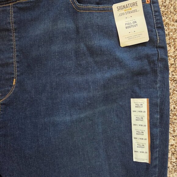 Signature Levi's Women's Plus Size 26M Short Pull On Boot Jeans Blue 44x30 NWT - Picture 6 of 6